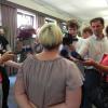 Eine lesbische Erzieherin hat sich mit der Kirche auf eine Abfindung geeinigt. Unser Foto zeigt die Frau bei einem Prozess gegen das Bistum vor dem Augsburger Verwaltungsgericht im Juni.  