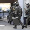 Spezialkräfte der Polizei sind am Dienstagvormittag nach der Macheten-Attacke im Univiertel in Augsburg im  Einsatz.
