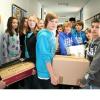 Friedberger Schüler der Klasse 7d der Friedberger Realschule haben für die Weihnachtstrucker-Aktion zwölf Pakete gepackt. Foto: Schmitt