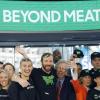 Beyond-Meat-Chef Ethan Brown (Mitte) feierte mit Mitarbeitern Anfang Mai den fulminanten Börsengang des Fleischersatz-Herstellers.