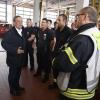 Der nordrhein-westfälische Ministerpräsident Armin Laschet (links) bedankt sich bei Hagenern Feuerwehrleuten für ihren Einsatz.