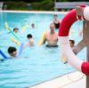Familien, Schulen und Anbieter von Schwimmkursen müssen zusammenarbeiten, damit Kinder schwimmen lernen. 