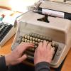 So geht es auch: Überweisungen tippt Peter Breiter noch auf einer alten Adler-Schreibmaschine.