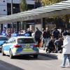 Zu einem Polizeieinsatz kam es am Freitagmittag am Augsburger Königsplatz. Beamte mussten einen aggressiven Mann zu Boden bringen und fesseln.