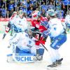 Zur Stelle: Jochen Reimer ist vor Boaz Bassen am Puck. Der Goalie gewann mit dem ERC Ingolstadt trotz eines 0:2-Rückstands bei den Schwenninger Wild Wings mit 4:2. 