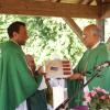 Pater Thomas (links) wurde offiziell beim Pfarrfest Merching von Pfarrer Xavier (rechts) verabschiedet. 