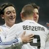 Mesut Özil (l) und Xabi Alonso (r) von Real Madrid gratulieren Karim Benzema zum 1:0. dpa