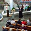 Als besonderen Gast begrüßte Pfarrer Leander Sünkel ein Segelflugzeug mitten in der Versöhnungskirche. 	