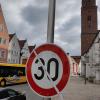 In der Donauwörther Reichsstraße könnten bald schon wieder neue Schilder hängen. Experten empfahlen Tempo 20 – vor allem, um die Aufenthaltsqualität zu steigern.