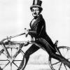 Diese historische Darstellung zeigt Karl Friedrich Freiherr von Drais von Sauerbronn auf dem von ihm erfundenem Laufrad aus Holz, das als erstes Fahrrad gilt.