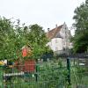 Auf dem Gelände beim Mooseum mit Blick auf das Schloss Bächingen entsteht bis September eine neue Kindergartengruppe.