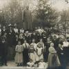 Diese Aufnahme ist um 1910 entstanden: eine Babenhauser Besuchergruppe vor dem Kneipp-Denkmal in Bad Wörishofen.