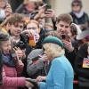 Camilla begrüßt die royalen Fans am Brandenburger Tor.
