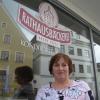 Christine Vogt vor ihrer Rathausbäckerei in Gundelfingen. 	
