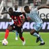 Randal Kolo Muani (l) stand beim Test der Eintracht gegen Nottingham in der Startelf.