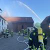 Ausgerüstet mit schwerem Atemschutz galt es bei der Gemeinschaftsübung der Feuerwehren in Achsheim, einen Brand zu löschen und eine vermisste Person zu retten.