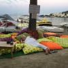 Ein Mann schläft in der Nacht auf Freitag im türkischen Bitez iam Strand, nachdem ein starkes Seebeben vor Kos die Erde wackeln ließ.