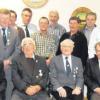 Die ausgezeichneten Mitglieder des VSKV Enkingen mit Friedrich Kilian (links) und Stephan Hippmann (rechts). Auf dem Bild fehlen Karl Baalß, Klaus Rothgang, Helmut Behrend, Roland Mack, Helmut Wiedemann, Dieter Löfflad und Karl Scharrer. 