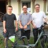 Patente Helfer bei der E-Bike-Reparatur, von links: Yannick Sonner, Franz Neuhäuser, Alexander Sonner. 