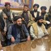 Taliban-Kämpfer sitzen in einem Raum des Präsidentenpalastes in Kabul.