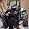 Niklas Götz (links) und Dominik Fendt aus Mittelneufnach helfen gerne in der Landwirtschaft mit.