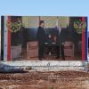 Ein großes Plakat in der Stadt Rastan zeigt den syrischen Staatschef Baschar al-Assad und Russlands Präsident Wladimir Putin als Verbündete.