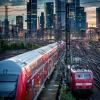 Auf bestimmten Strecken in Deutschland kostet Fliegen noch immer weniger als Bahnfahren.