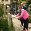 In Aindling am Maibaum gibt es einenTrinkwasserbrunnen für alle. Aindlings Bürgermeisterin Gertrud Hitzler und Landrat Klaus Metzger nahmen ihn jüngst in Betrieb.