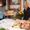 Bürgermeisterin Birgit Steudter-Adl Amini (links) gratulierte Emilie Beermann zum 100. Geburtstag. 	