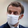 Emmanuel Macron, Präsident von Frankreich, trägt eine Mund-Nasen-Bedeckung. Trotzdem hat er sich mit dem Corona-Virus infiziert.