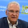 Bayerns Innenminister Joachim Herrmann weist die Kritik des Fanbündnisses "Unsere Kurve" zurück.