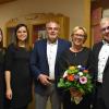 Hubert Eberle (rechts) gratuliert seinem Nachfolger Franz Moll. Mit dem neuen Bürgermeister freuen sich die Töchter Susann, Yvonne und Frau Margit. 