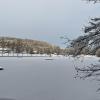 Manche Seen in Nordschwaben sind zugefroren - betreten sollte man das Eis aber nicht.