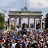 Die Polizei hat die erste Demo gegen die Corona-Politik in Berlin aufgelöst. Vor der Siegessäule und auf der Straße des 17. Juni versammelten sich daraufhin laut Polizei mehrere zehntausend Demonstranten.