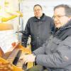 Orgelbaumeister Eduard Heißerer (rechts) und Pfarrer Michael Vogg freuen sich über den Wohlklang der neu restaurierten Orgel in Epfach.  