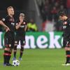 Nach der 2:4-Niederlage gegen Atlético Madrid stehen die Spieler von Bayer Leverkusen im heimischen Stadion geknickt auf dem Spielfeld.