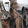 Die Löscharbeiten in der Augsburger Karolinenstraße dauerten am Samstagmorgen an, nachdem am Freitagabend ein Brand ausgebrochen war. 