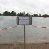 Am Samstag mussten Einsatzkräfte Teile des Ufers am Friedberger Baggersee sperren, weil aus einem Boot mit Öl vermischtes Regenwasser ausgelaufen war. 	