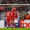 Torjubel beim Spiel gegen PSG: Leon Goretzka hebt den Torschützen Eric Maxim Choupo-Moting vom FC Bayern hoch.