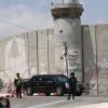 Eine gepanzerte Limousine aus dem Konvoi des US-Präsidenten passiert die umstrittenen Grenzanlagen zwischen Israel und dem Westjordanland. In Bethlehem traf Trump mit Palästinenserpräsident Abbas zusammen. 	 	