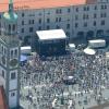 Zum AfD-Parteitag demonstrieren Tausende Gegner in Augsburg. Die Polizei ist mit einem Großaufgebot im Einsatz. Unsere Luftbilder zeigen das Ausmaß.