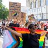 Rund 200 Teilnehmende zogen beim Augsburger Dyke March 2023 durch die Stadt und warben für mehr Rechte und Freiheiten für lesbische und queere Menschen. 