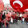 Der gescheiterte Militärputsch in der Türkei trieb auch in Augsburg Demonstranten auf die Straße. Am Rathausplatz versammelten sich am Sonntagnachmittag rund 350 Türken. 