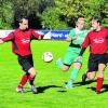 Hier kommt der Burgauer Torschütze zum 1:0, Steffen Benke, zu spät. Die Offinger Benedikt Megyes und Fabian Handlgruber kontrollieren den Ball. Foto: Ernst Mayer