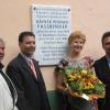 Das war 2004: Die vor wenigen Tagen verstorbene Fassbinder-Schauspielerin Irm Hermann war Stargast, als in Bad Wörishofen die Fassbinder-Gedenktafel enthüllt wurde. Das Foto zeigt sie mit Künstler Gerhard Schröder, Kinobetreiber Rudolf Huber und dem damaligen Bürgermeister Klaus Holetschek (rechts). 