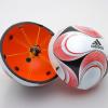Der vom Sportartikelhersteller Adidas entwickelte Chip-Ball wäre eine mögliches technisches Hilfsmittel. Vorerst verzichtet die Bundesliga auf den Einsatz von Torlinientechnologie.