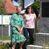 Christa Mack (links) und Ingrid Schöniger vom Kulturkreis Nordendorf am restaurierten Denkmal.