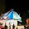 Gegen drei Uhr nachts wird in Untermeitingen ein Notdach über ein Haus gespannt. Die Feuerwehren aus Schwabmünchen, Untermeitingen und Königsbrunn sind im Einsatz.