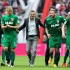 Auf dem Weg nach Europa? FCA-Trainer Markus Weinzierl (Mitte) zusammen mit seinen Spielern Ragnar Klavan (links) und Sascha Mölders. 	