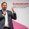 SPD-Generalsekretär Lars Klingbeil spricht bei der letzten Regionalkonferenz auf der Bühne. Ab Montag haben die Mitlieder die Wahl.